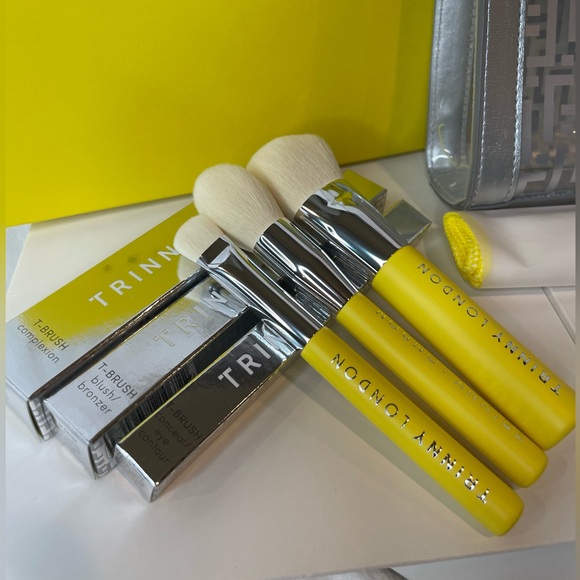 Trinny London brush, bag, towel gift set - Picture 3 of 12